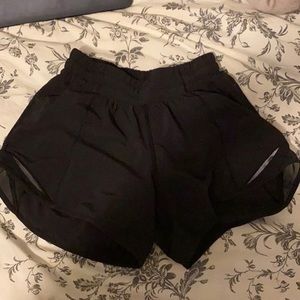 Lululemon hotty hot black size 4 4 inch